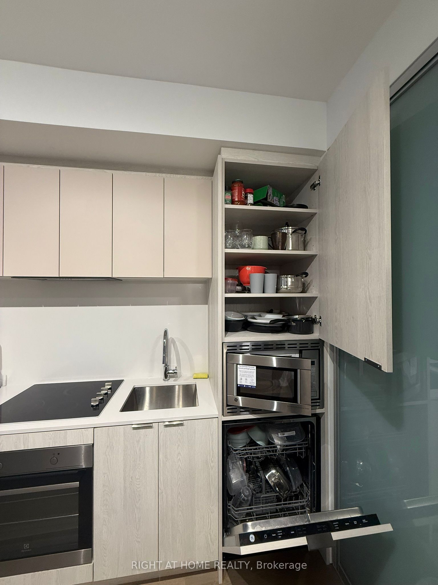 86 Dundas Street E 712