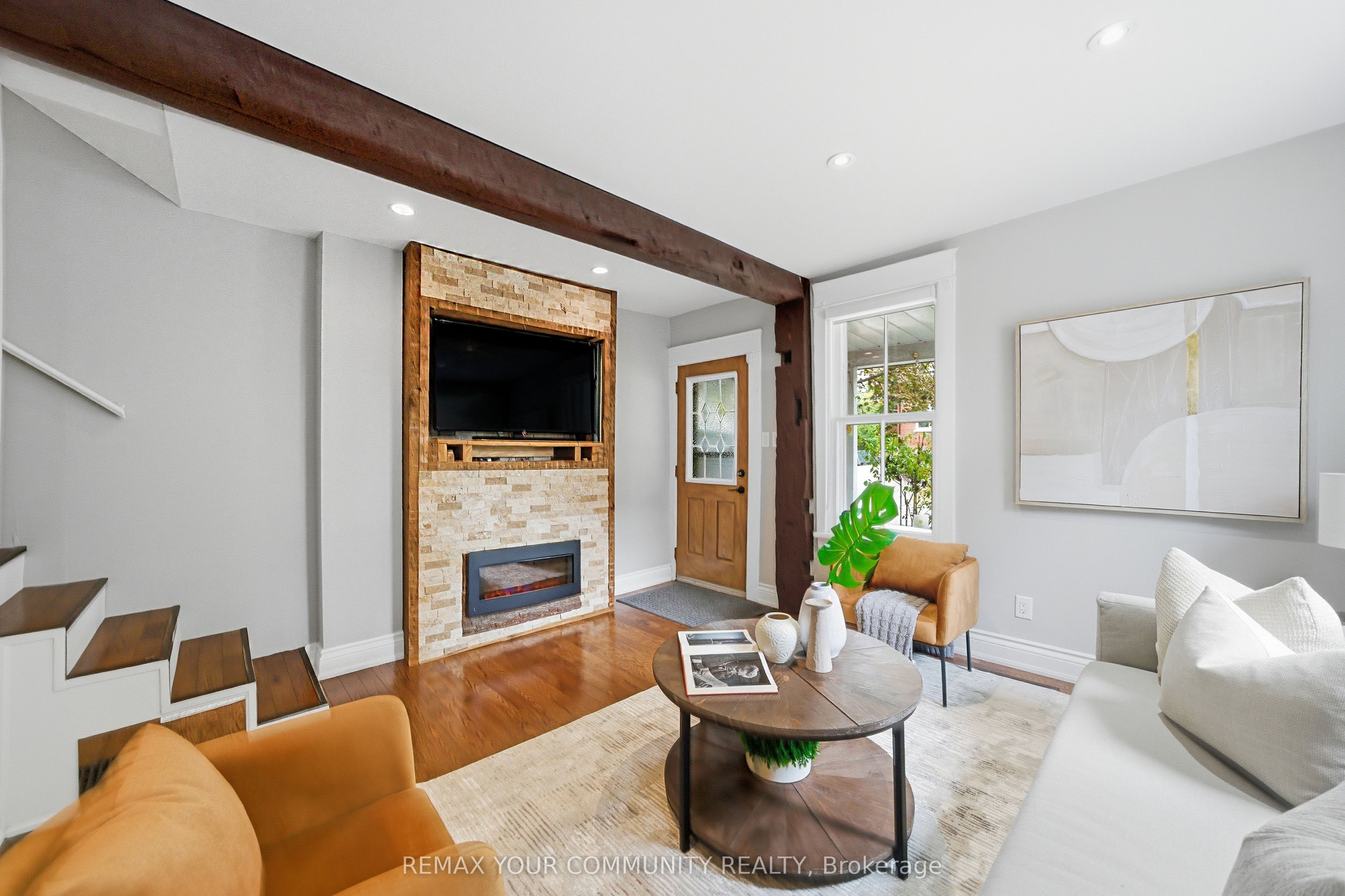 30 Elizabeth Street S