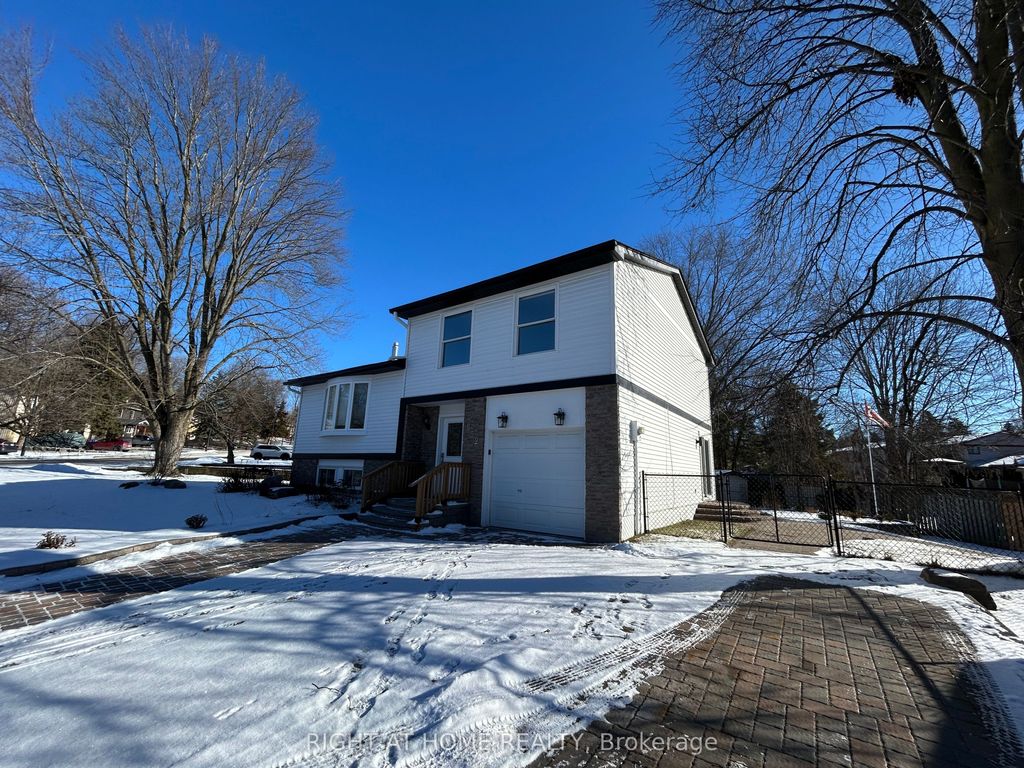 Photo of 832 Boronia Crescent, Newmarket, ON L3Y 5J9 (MLS # N12707692)