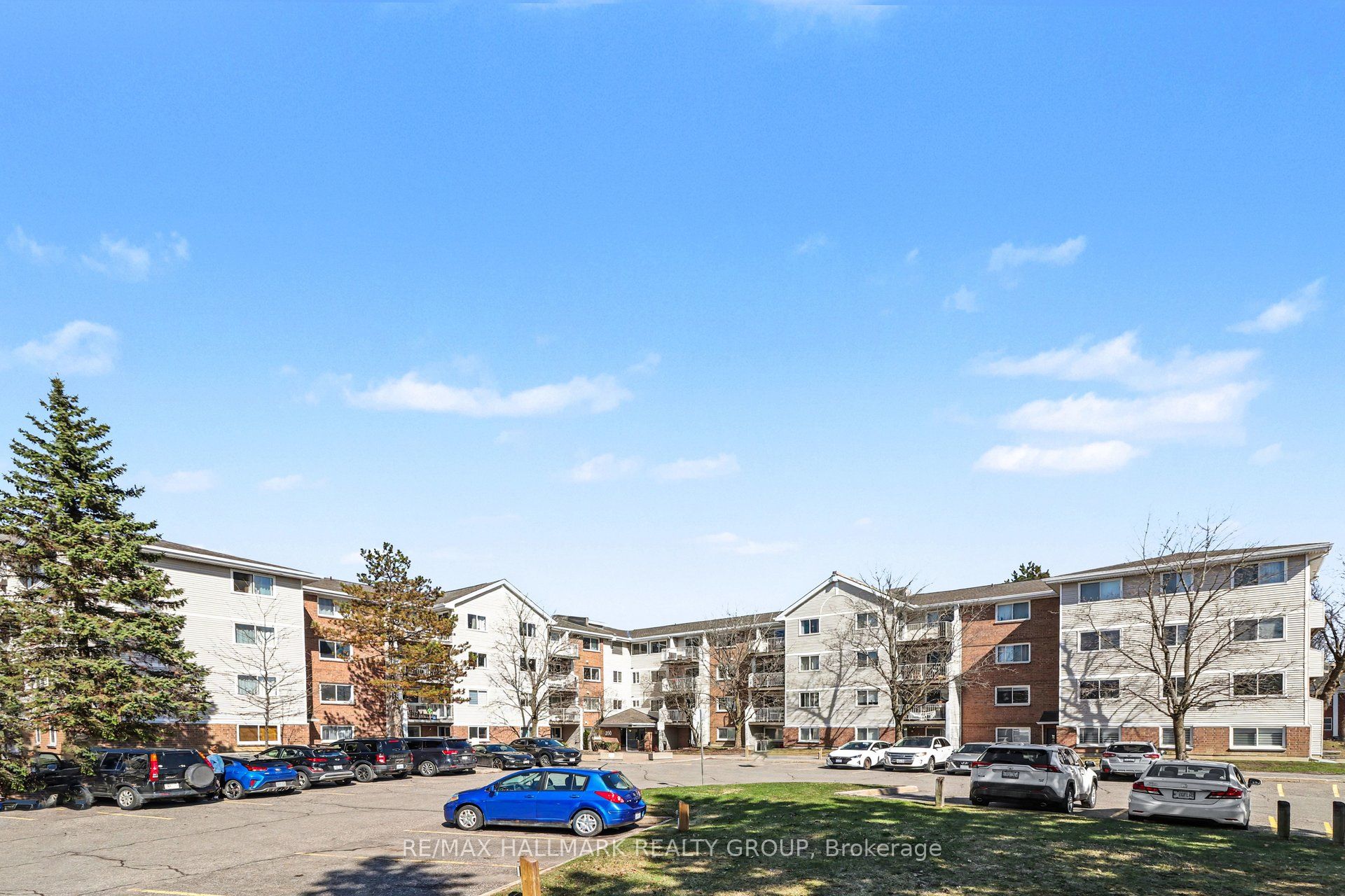 Photo 1 of 20 — 280 Brittany Drive 312, Manor Park - Cardinal Glen and Area, ON K1K 4M4
