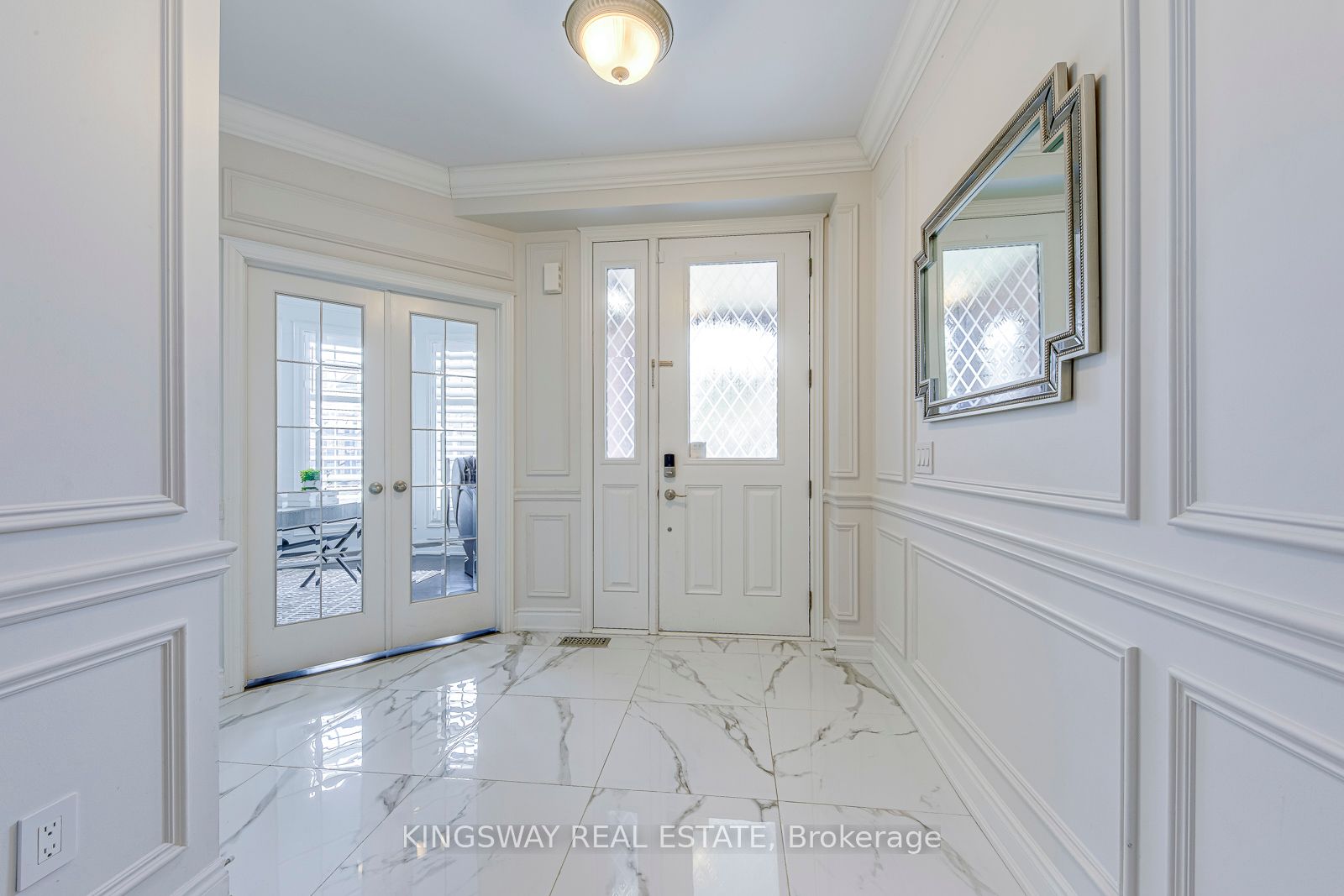 3232 Larry Crescent