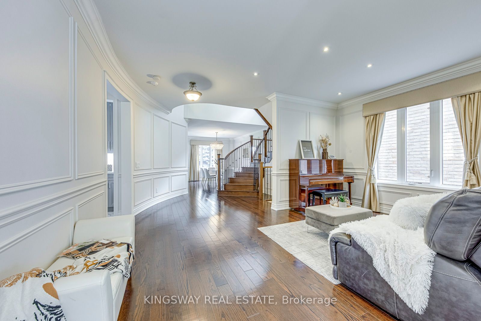 3232 Larry Crescent