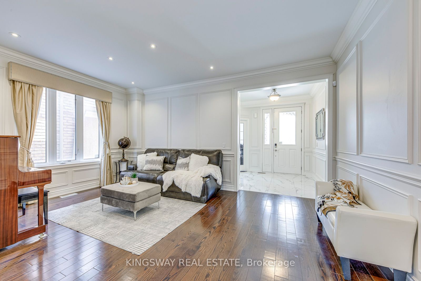 3232 Larry Crescent