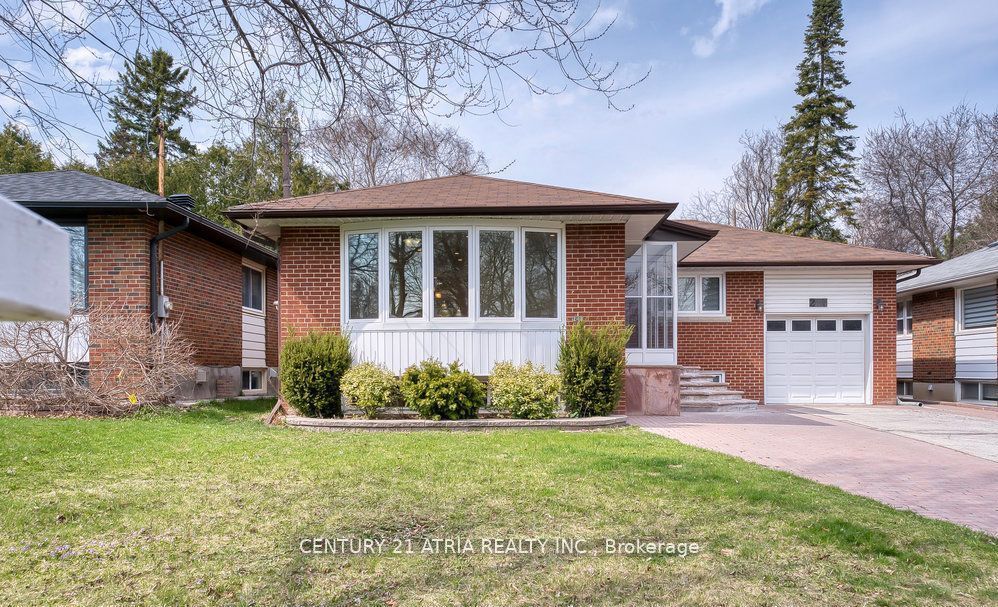 Photo 1 of 19 — 243 Harrygan Crescent, Richmond Hill, ON L4C 4J2