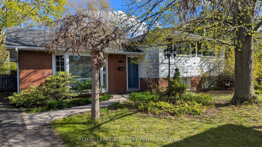 Photo of 5322 Windermere Drive, Burlington, ON L7L 3M1 (MLS # W13514092)