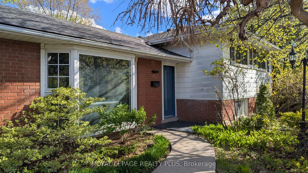Photo of 5322 Windermere Drive, Burlington, ON L7L 3M1 (MLS # W13514092)