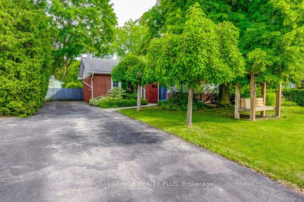 Photo of 5322 Windermere Drive, Burlington, ON L7L 3M1 (MLS # W13514092)