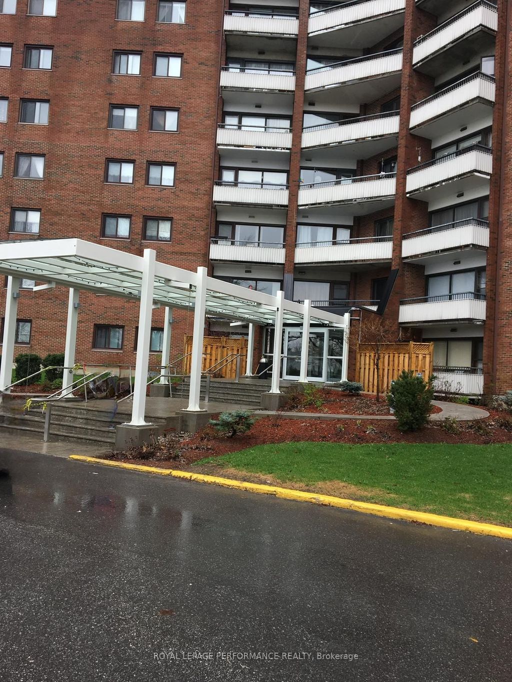 Photo of 20 Chesterton Drive #1113, Cityview - Parkwoods Hills - Rideau Shore, ON K2E 6Z7 (MLS # X13022484)