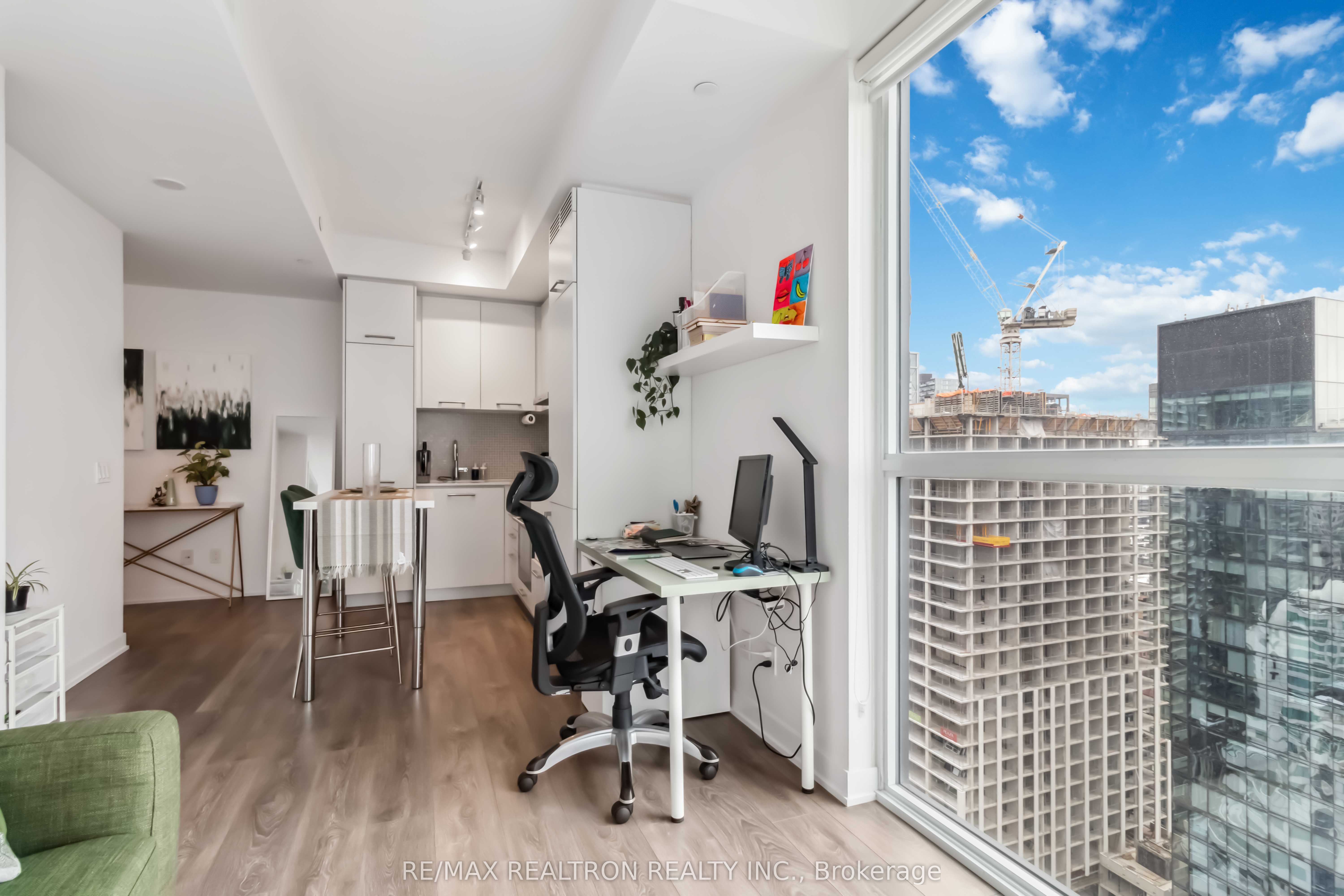 87 Peter Street 3306