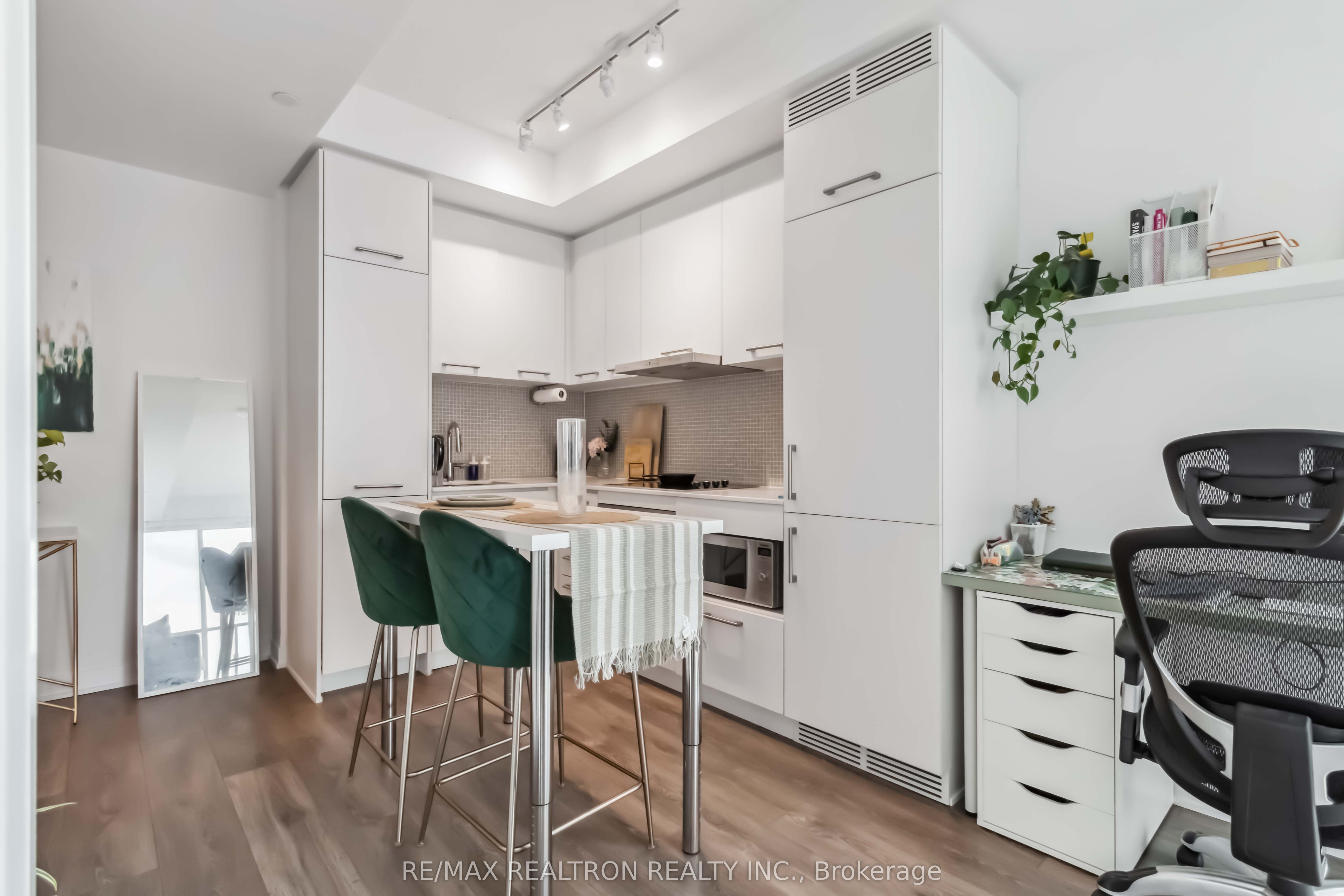 87 Peter Street 3306