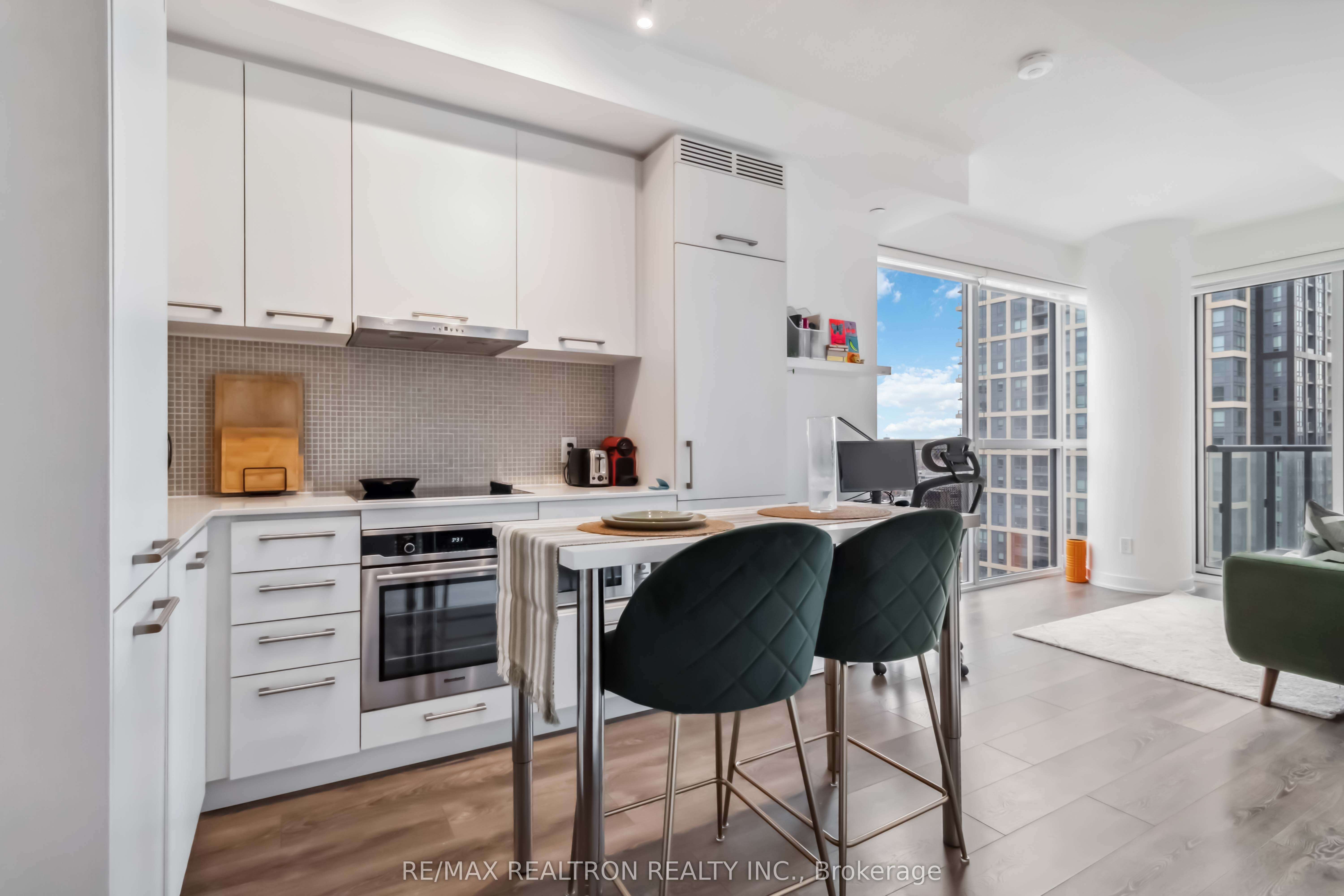 87 Peter Street 3306