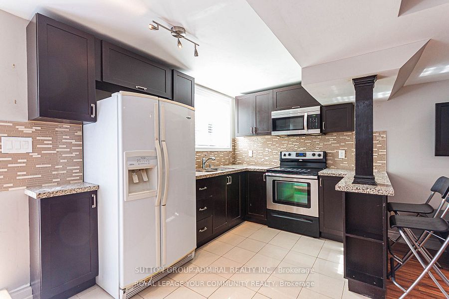 111 Deerwood Crescent Room 1