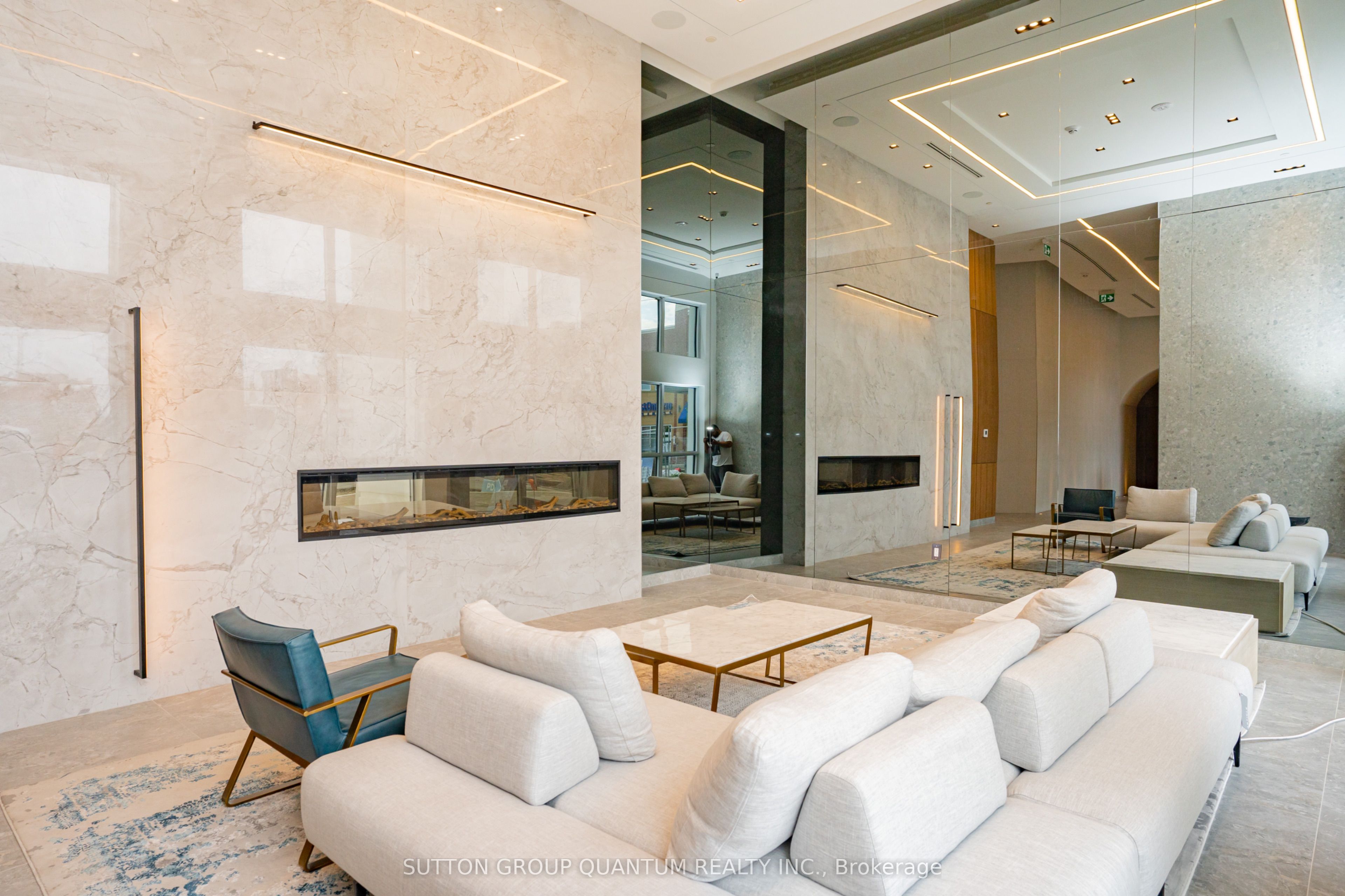 509 Dundas Street W 714