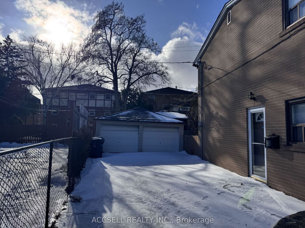 Photo of 105 Kingsview Boulevard, Toronto, ON M9R 1V4 (MLS # W12826664)