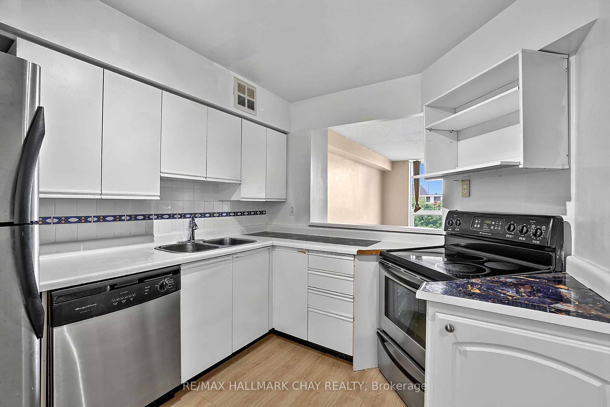 326 Major Mackenzie Drive E 705