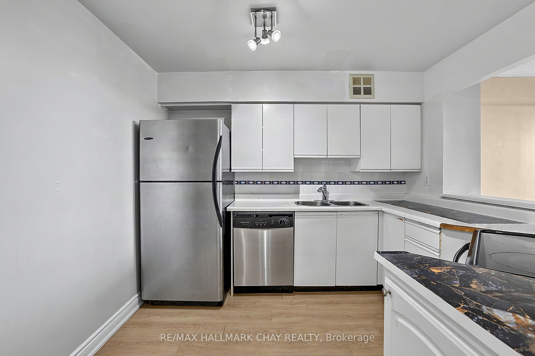 326 Major Mackenzie Drive E 705