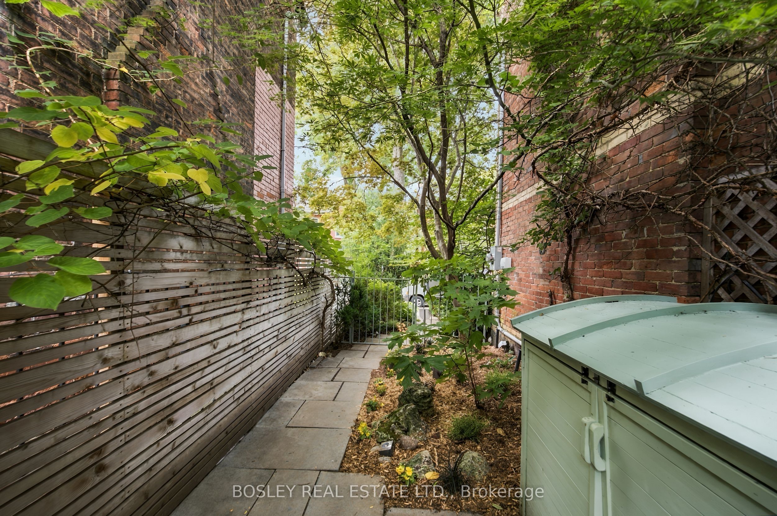 33 1/2 Henry Street