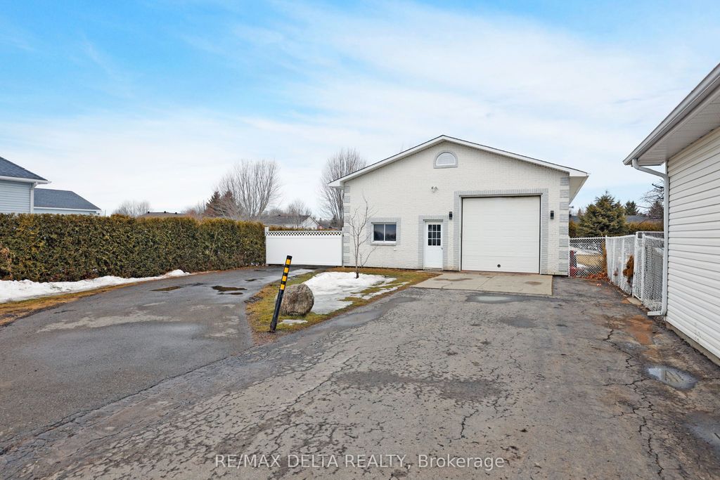 Photo of 2031 Devine Road, Orleans - Cumberland and Area, ON K0A 3H0 (MLS # X12869296)