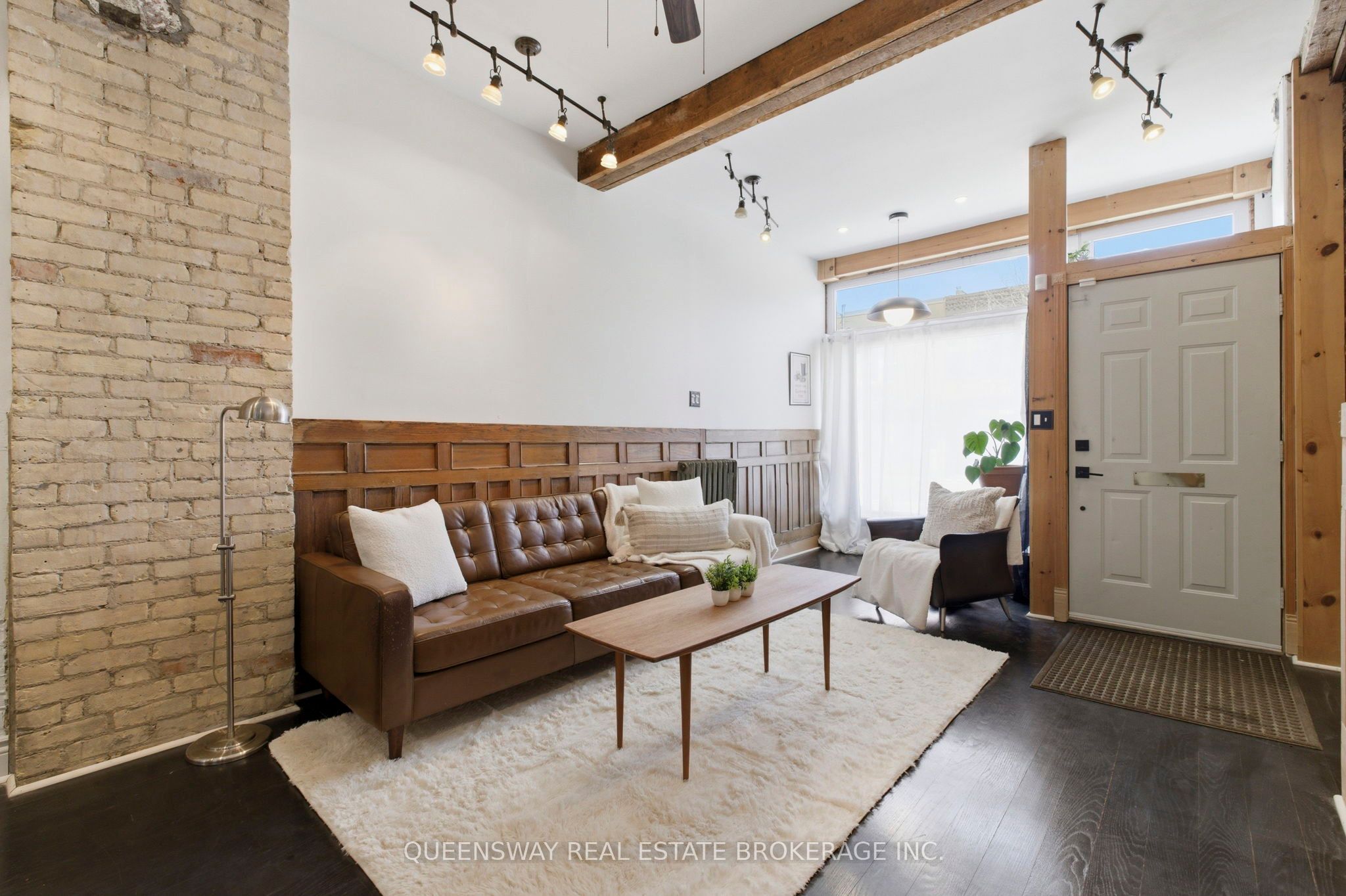 992 Dovercourt Road