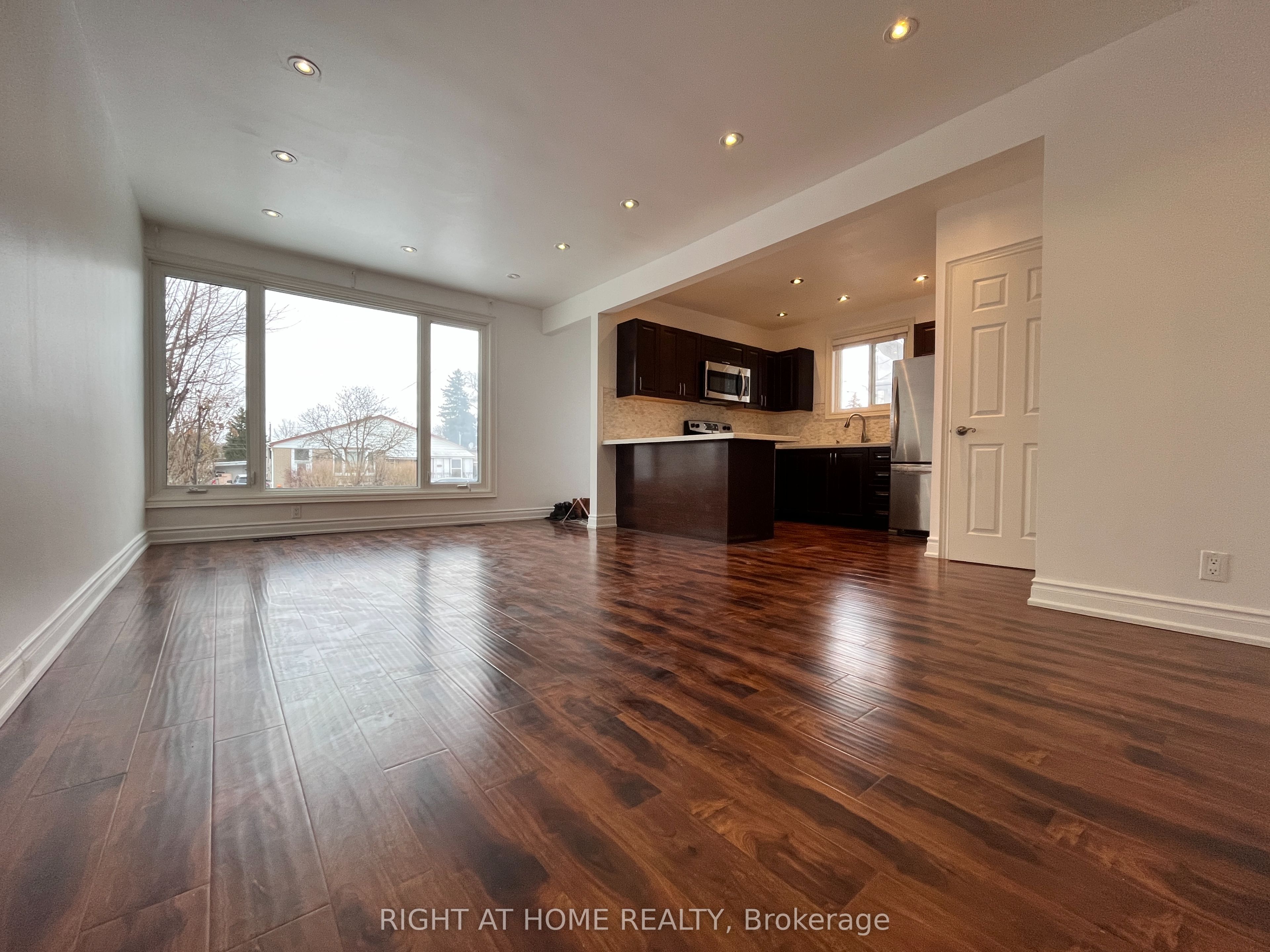 195 Taylor Mills Drive N UPPER