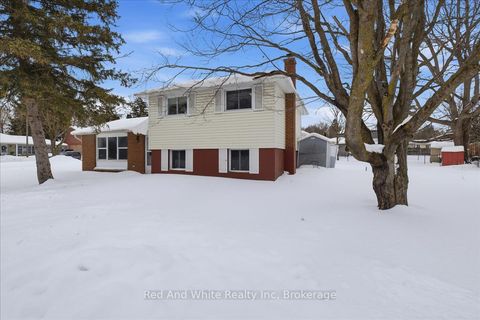 Photo of 400 Midwood Crescent, Waterloo, ON N2L 5N5 (MLS # X12789182)