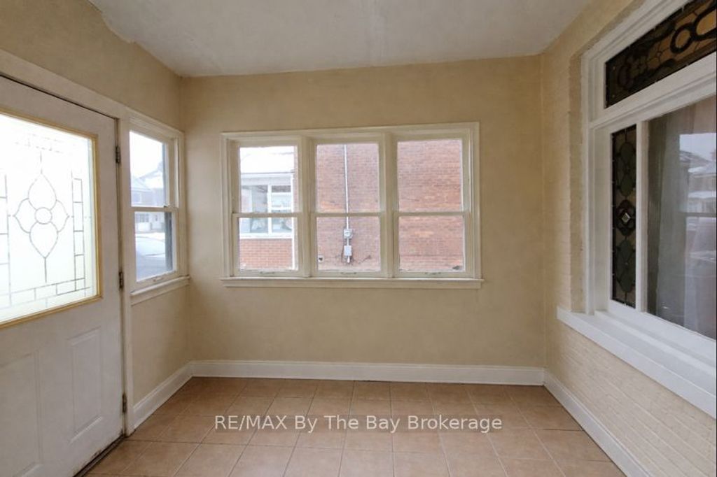 Photo of 1082 2ND Avenue W, Owen Sound, ON N4K 4N1 (MLS # X12725764)