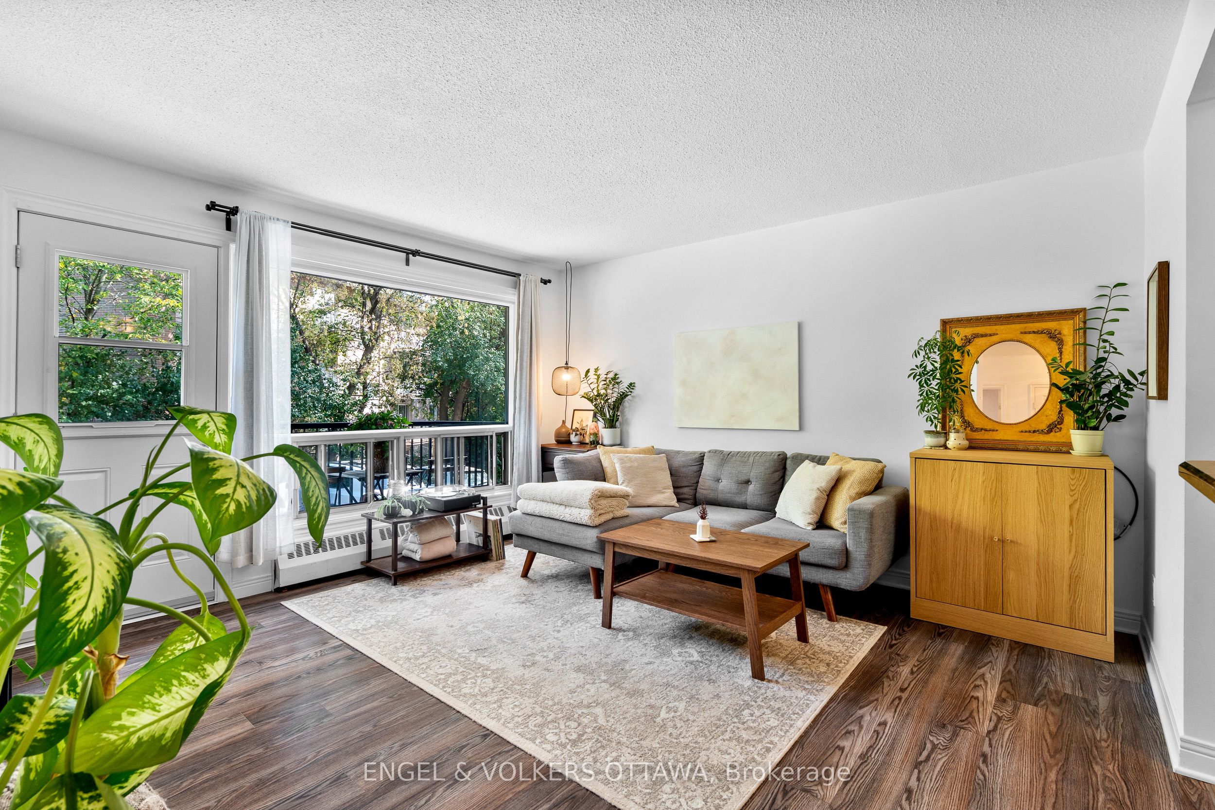 Photo 1 of 21 — 270 Beechwood Avenue 11, Vanier and Kingsview Park, ON K1L 8A6