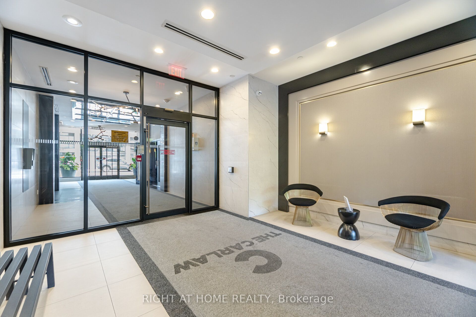 1190 Dundas Street 527