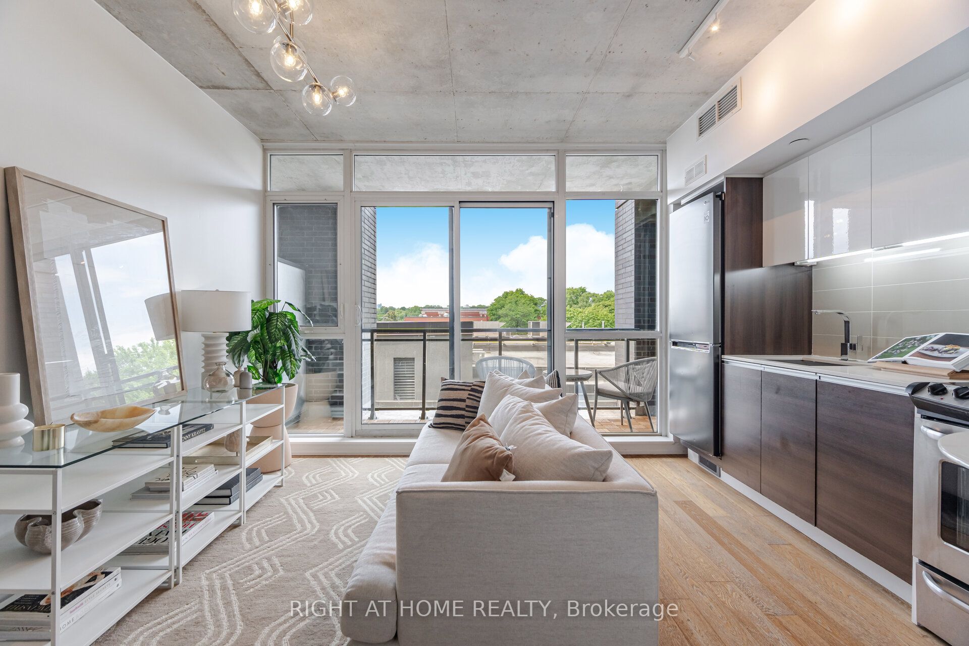 1190 Dundas Street 527