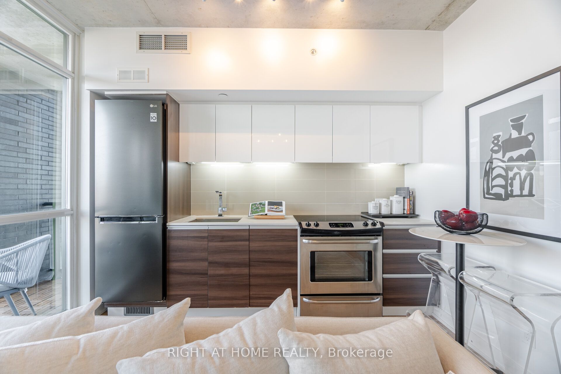 1190 Dundas Street 527