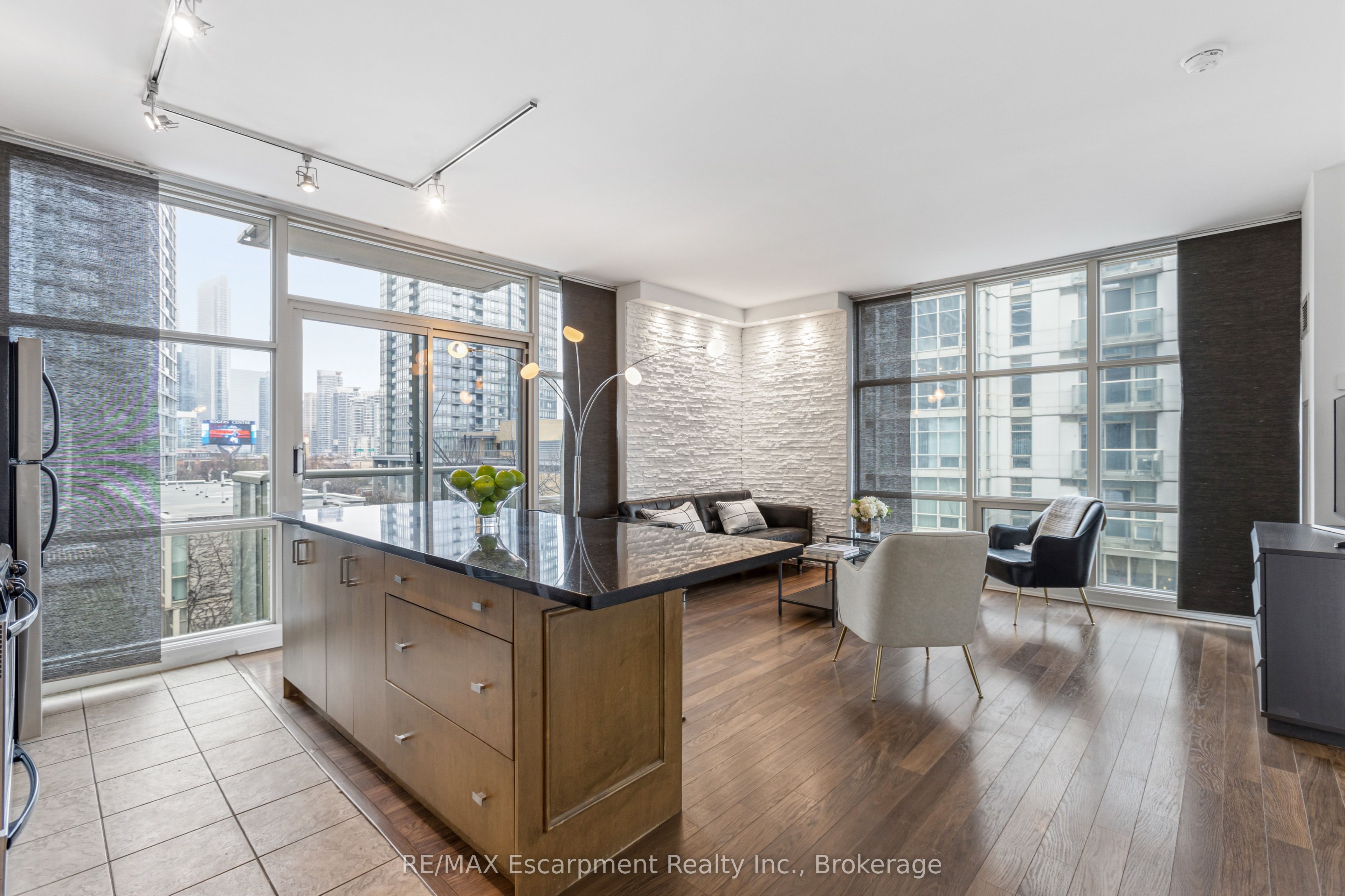 9 Spadina Avenue 303