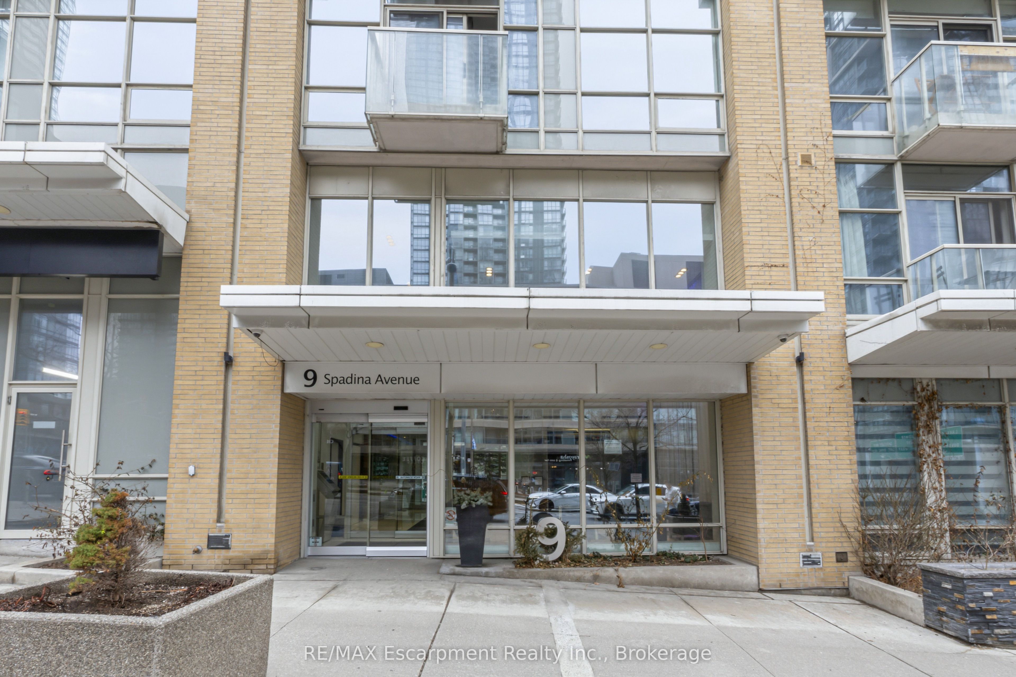 9 Spadina Avenue 303