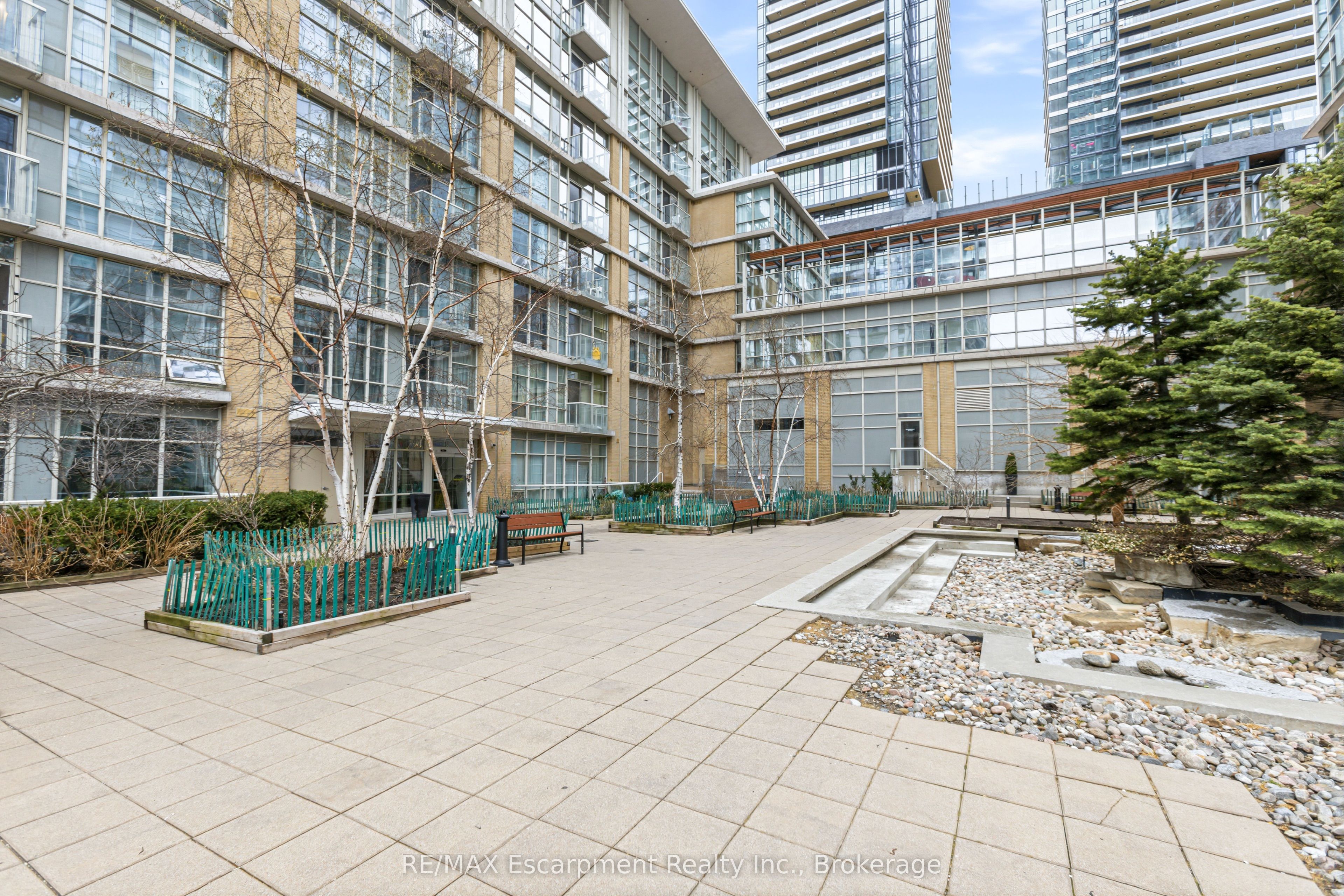 9 Spadina Avenue 303