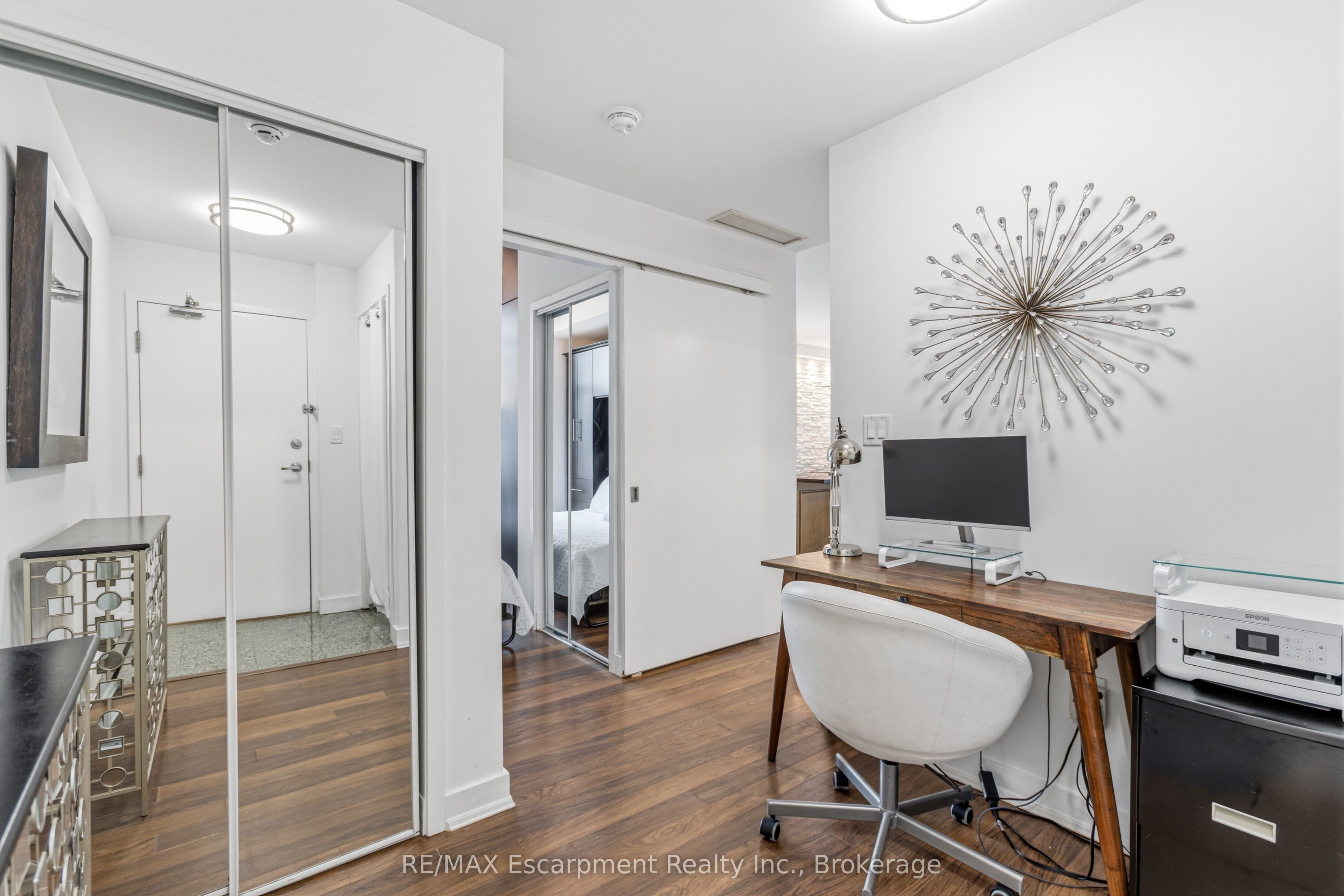 9 Spadina Avenue 303