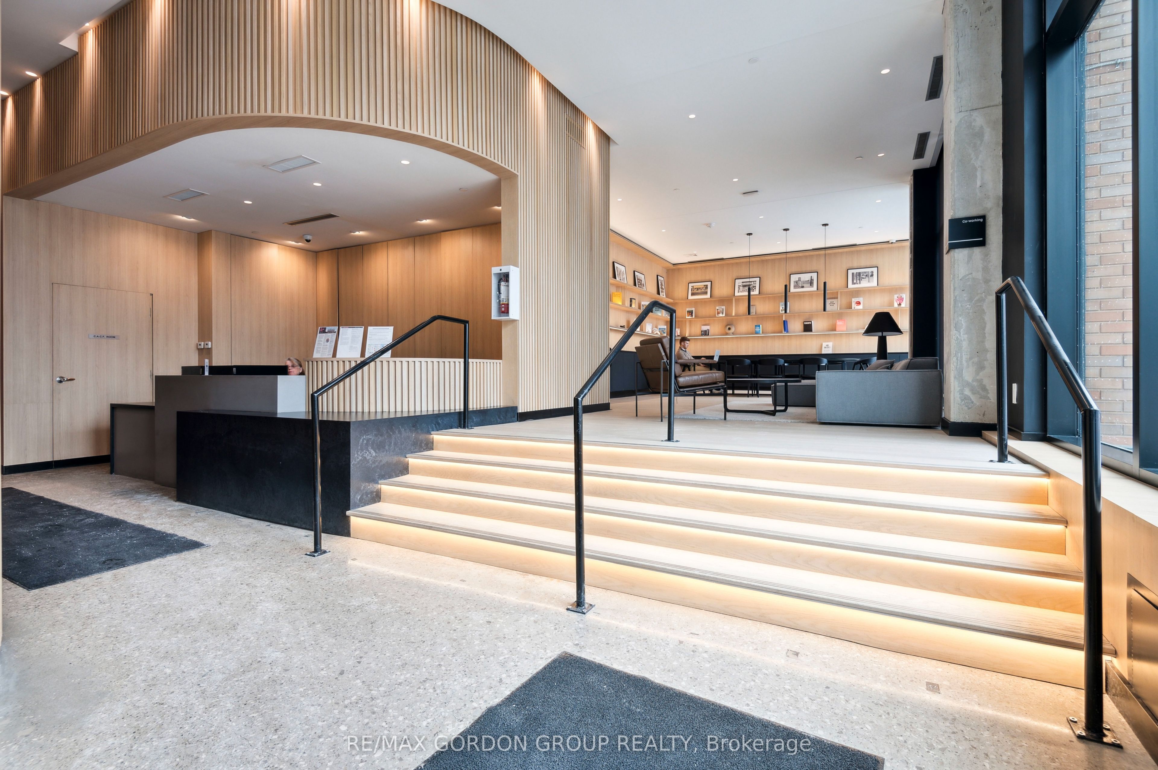 2720 Dundas Street W 423