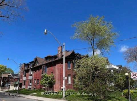 526 Palmerston Boulevard 2 Toronto ON M6G 2P5