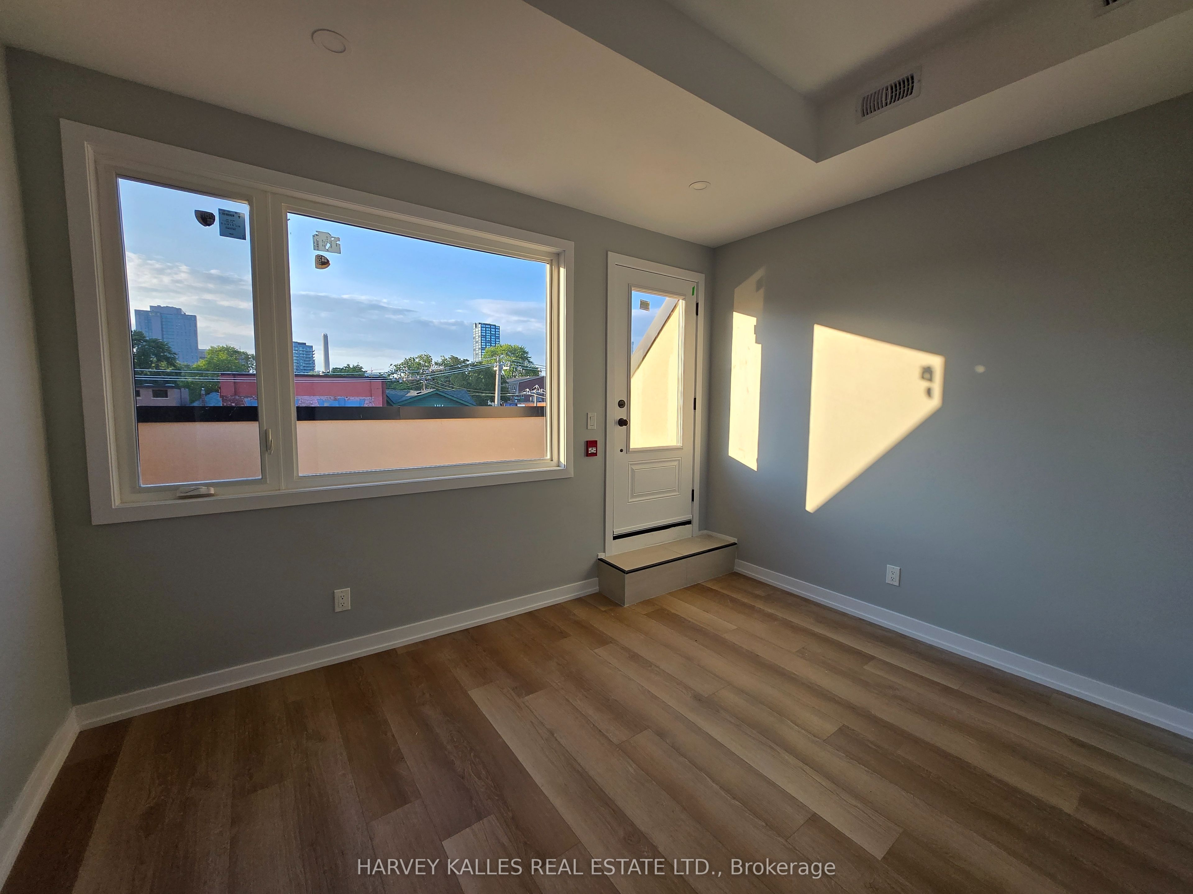 453 Dundas Street W