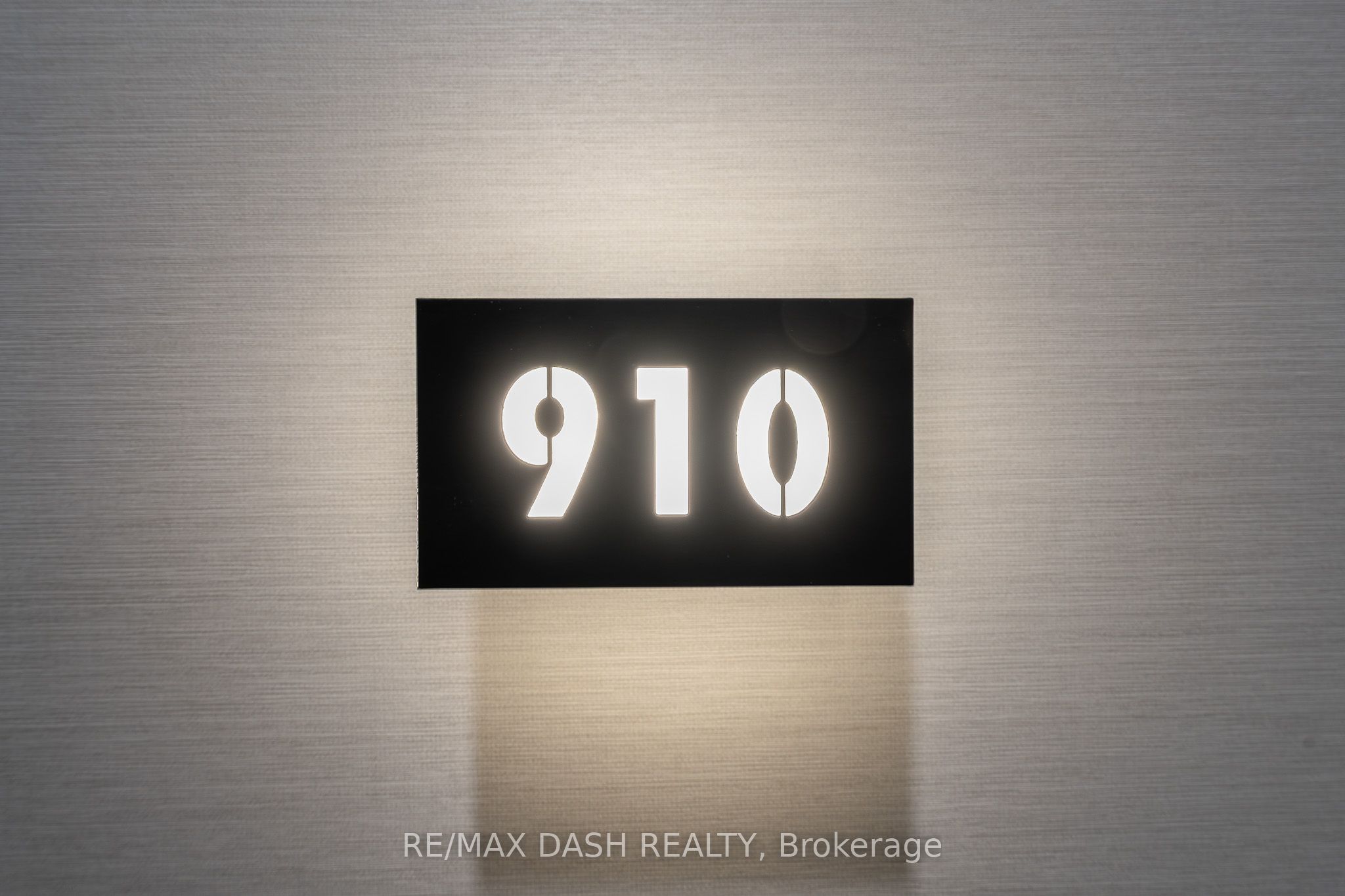 1037 THE QUEENSWAY Avenue 910