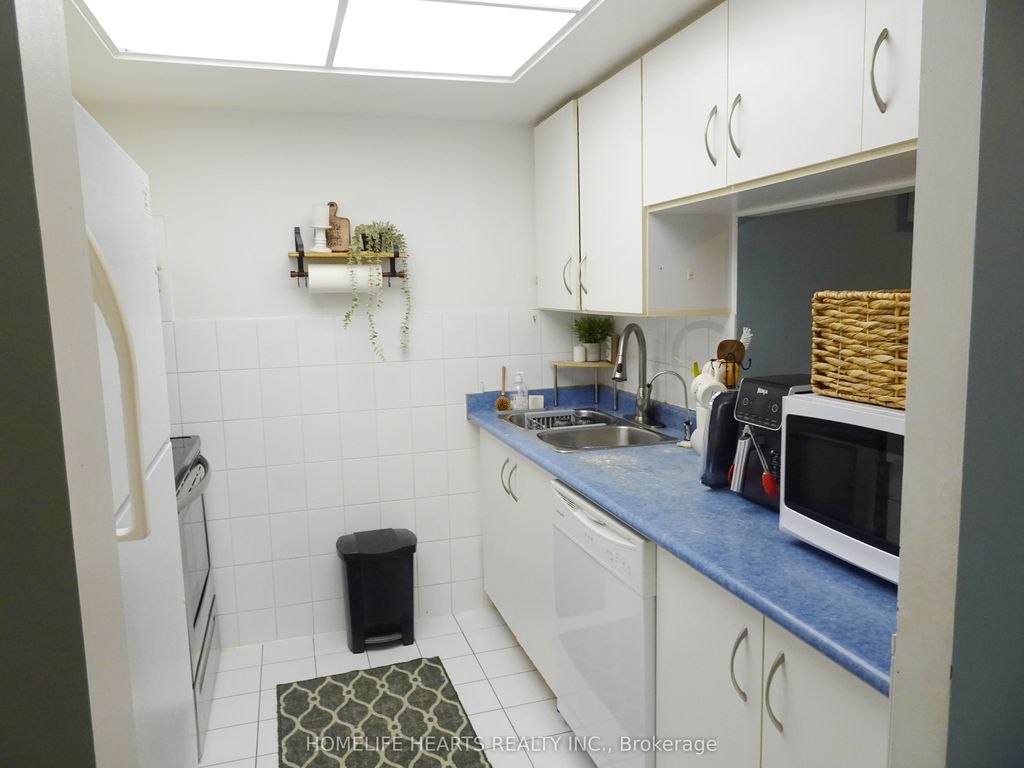 Photo of 250 Webb Drive #1011, Mississauga, ON L5B 3Z4 (MLS # W13079170)