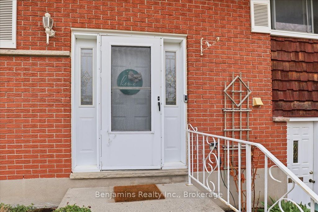 Photo of 94 Colebrook Court, Kitchener, ON N2E 1Y8 (MLS # X13033102)