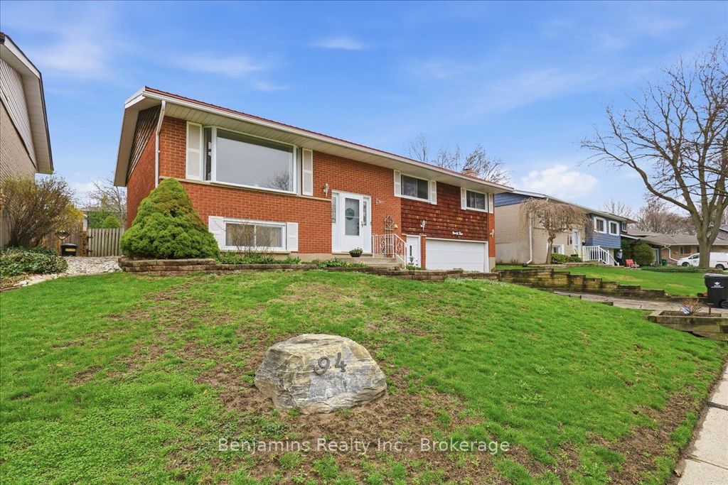 Photo of 94 Colebrook Court, Kitchener, ON N2E 1Y8 (MLS # X13033102)