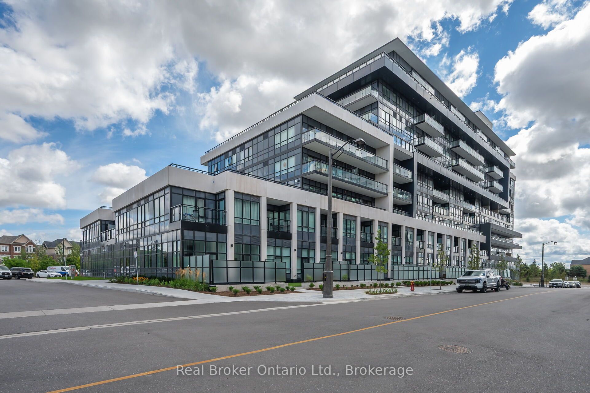 395 Dundas Street 819