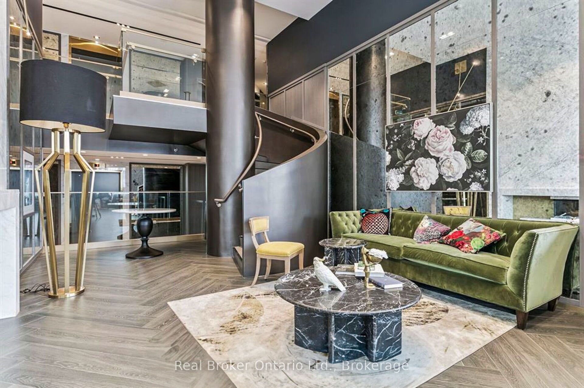 395 Dundas Street 819