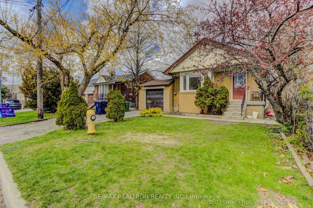 Photo of 122 Mcgillivray Avenue, Toronto, ON M5M 2Y6 (MLS # C13082868)