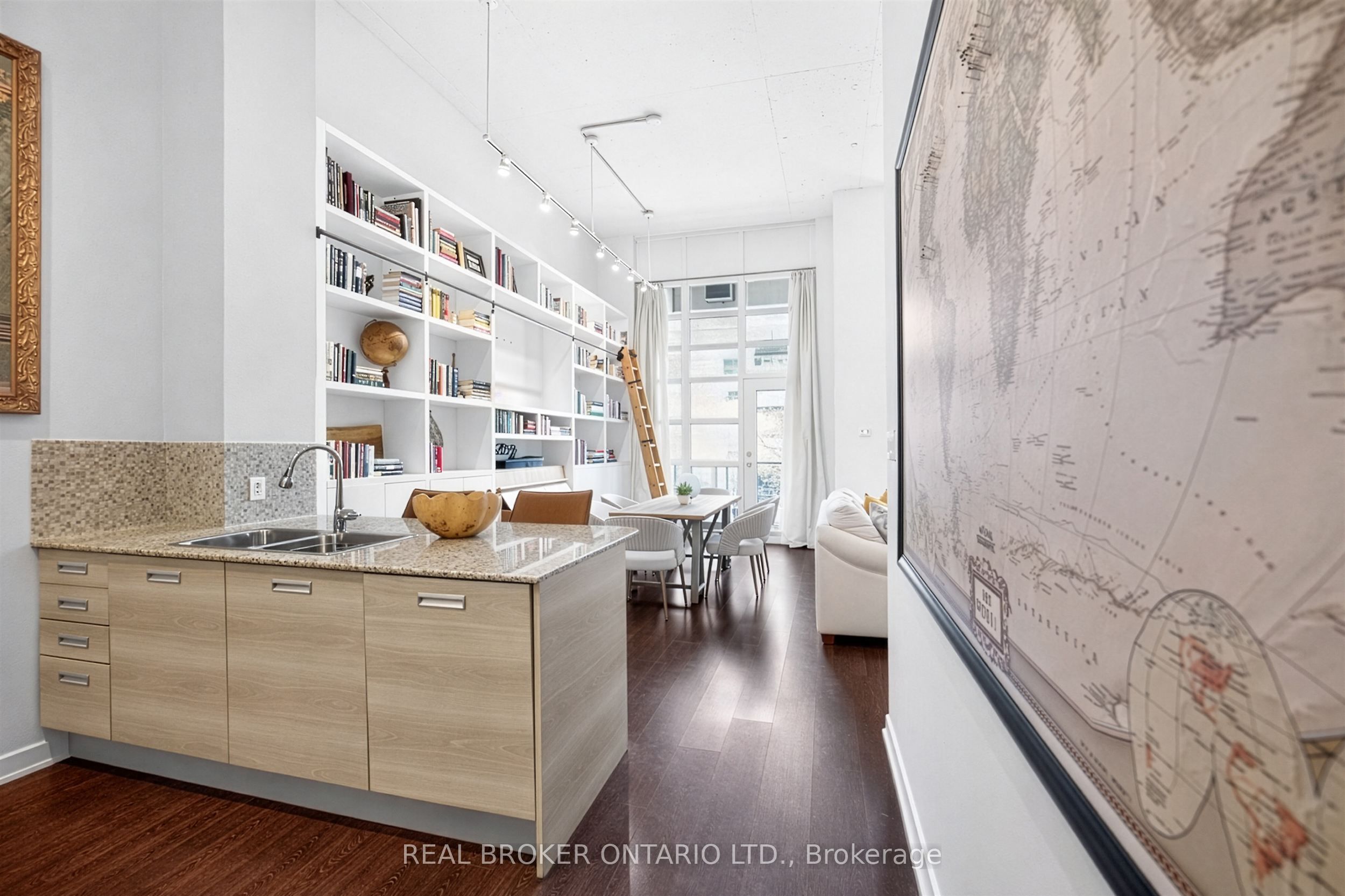 380 Macpherson Avenue 209