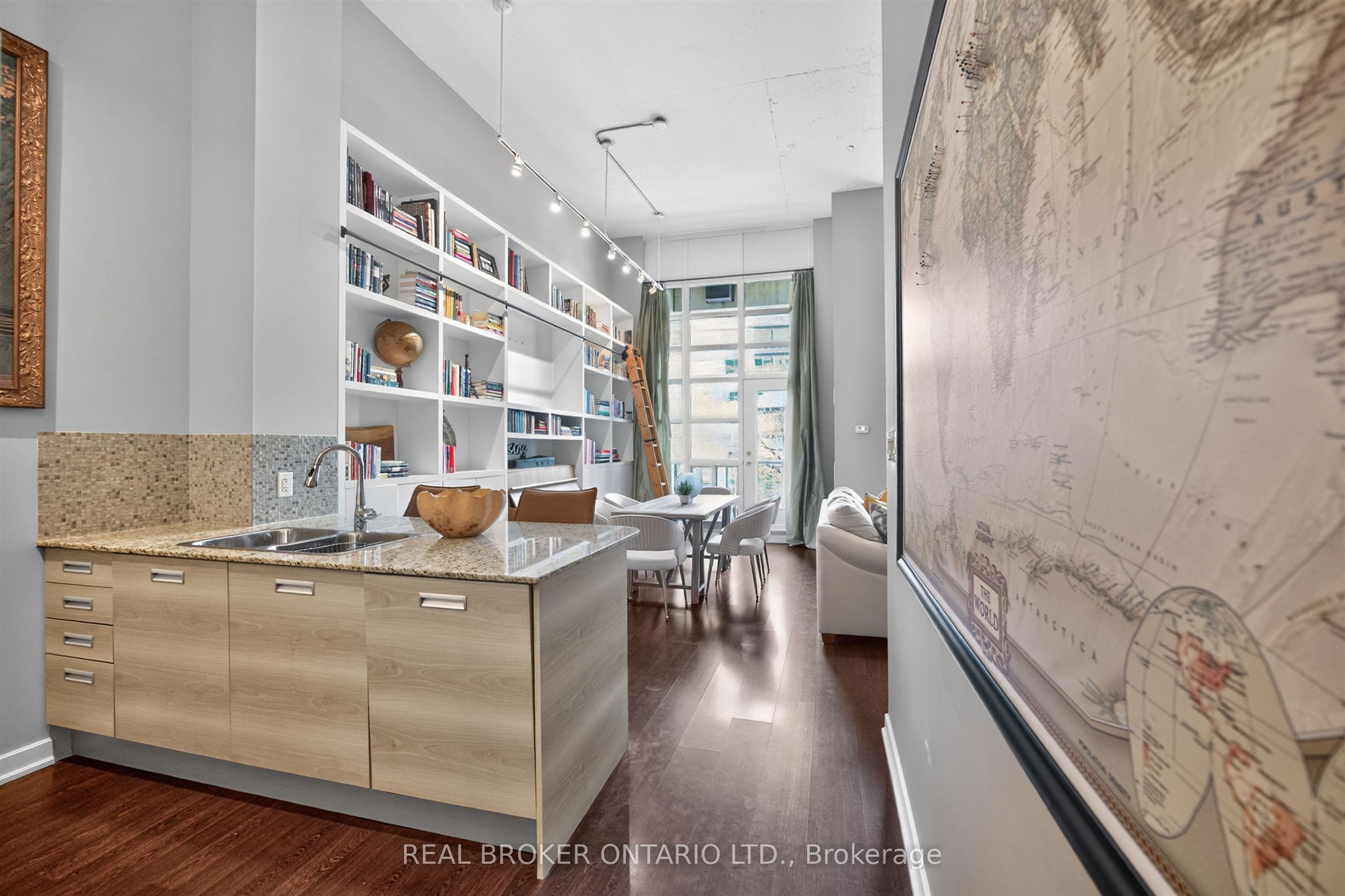 380 Macpherson Avenue 209