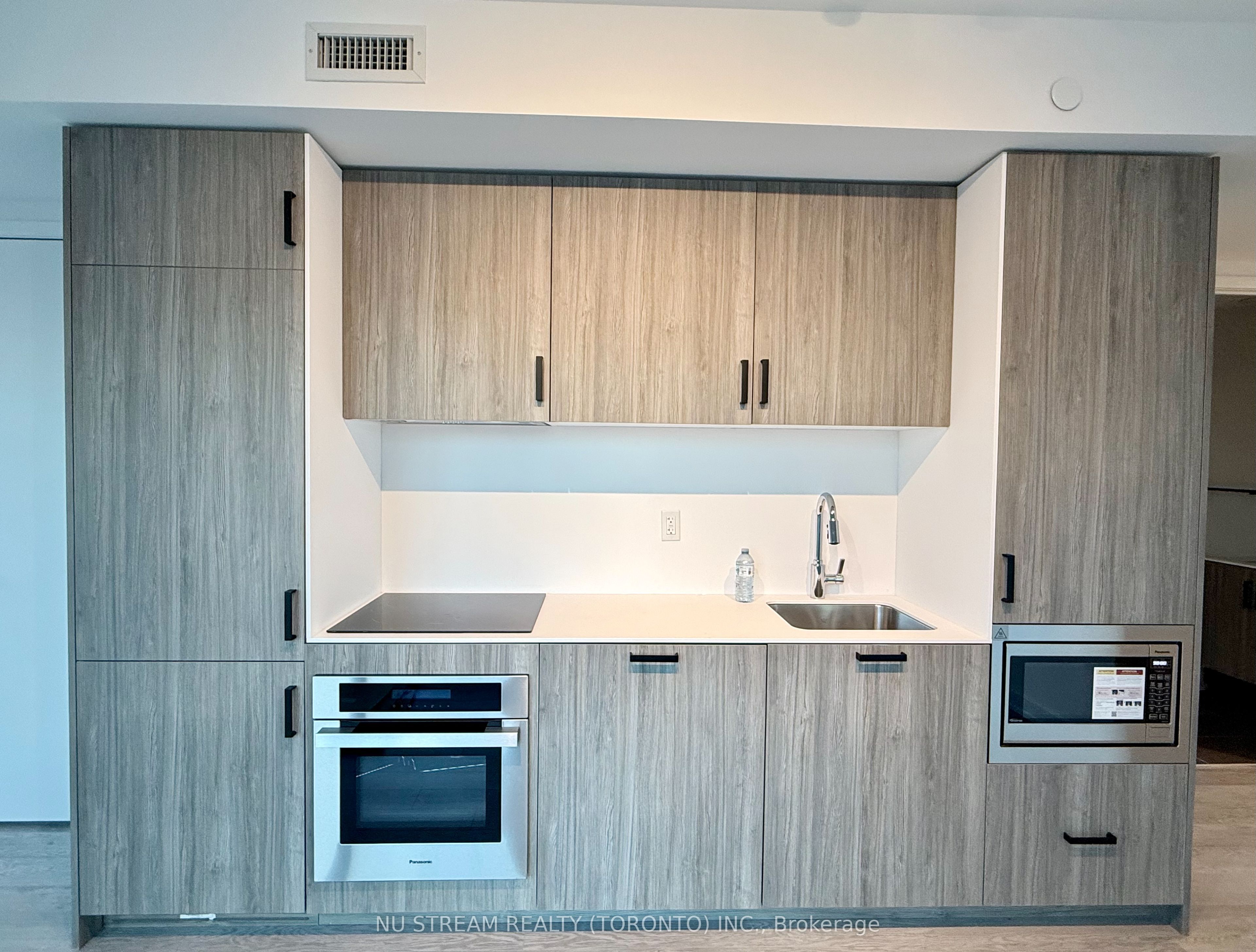 88 Queen Street E 2203