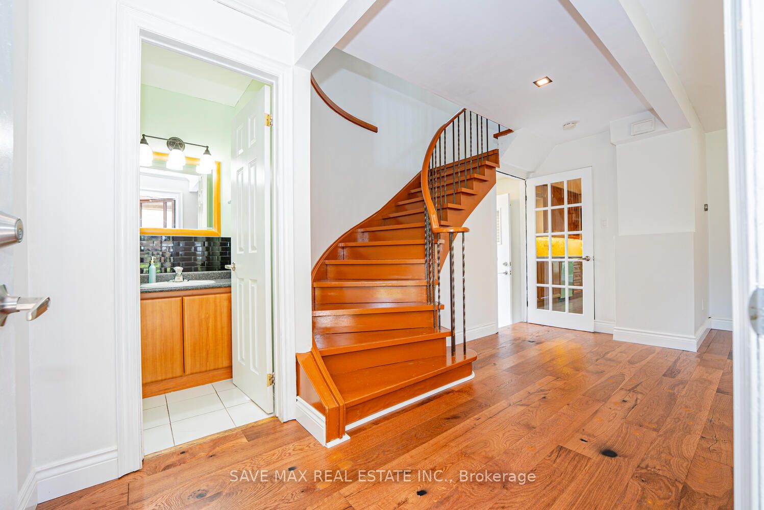 6983 Hickling Crescent