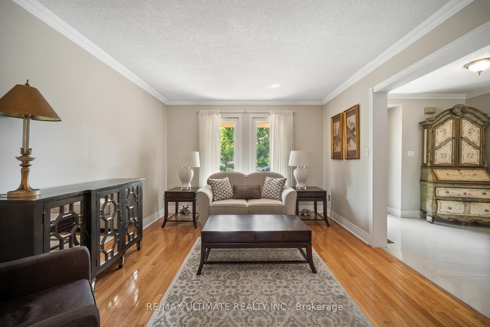 210 Ridgefield Crescent