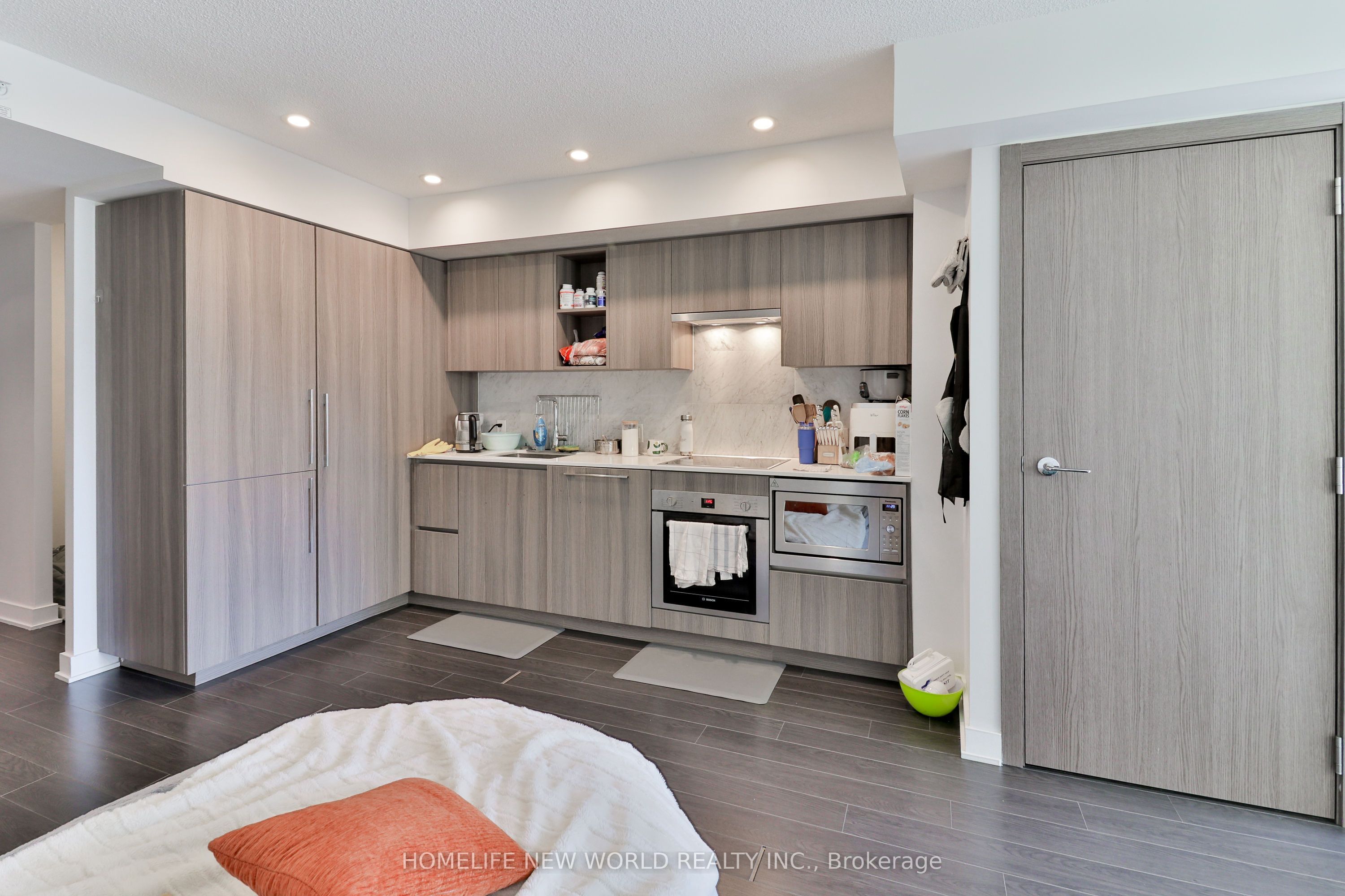 17 Bathurst Street 812